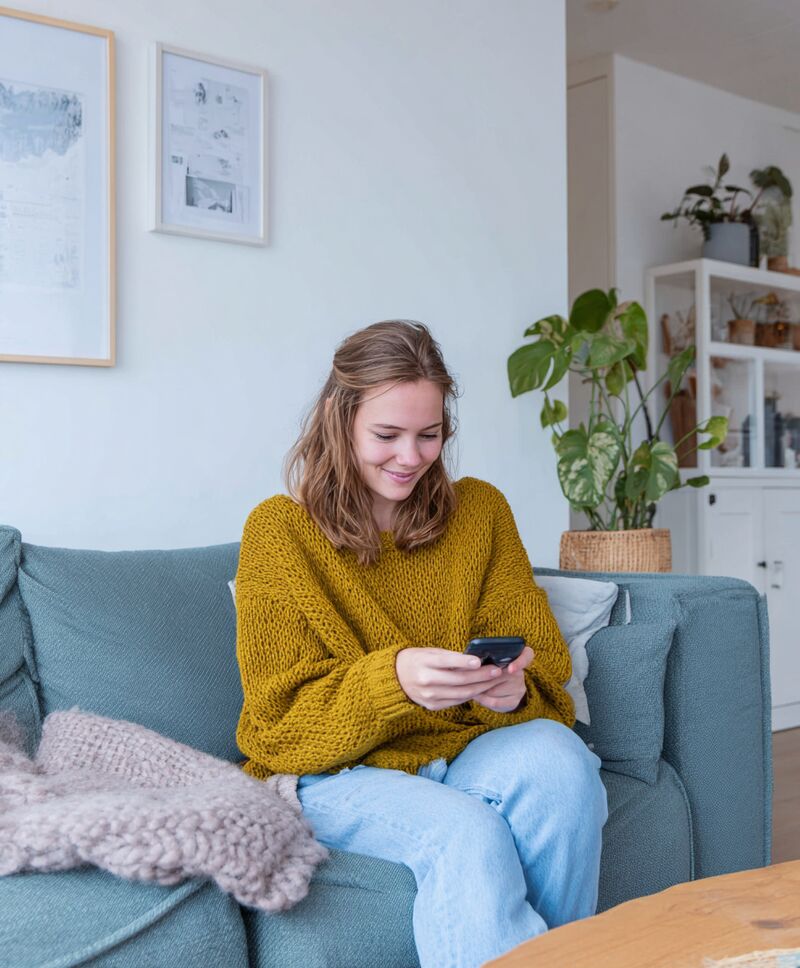 Vrouw doet de Gasvrij Check op haar telefoon